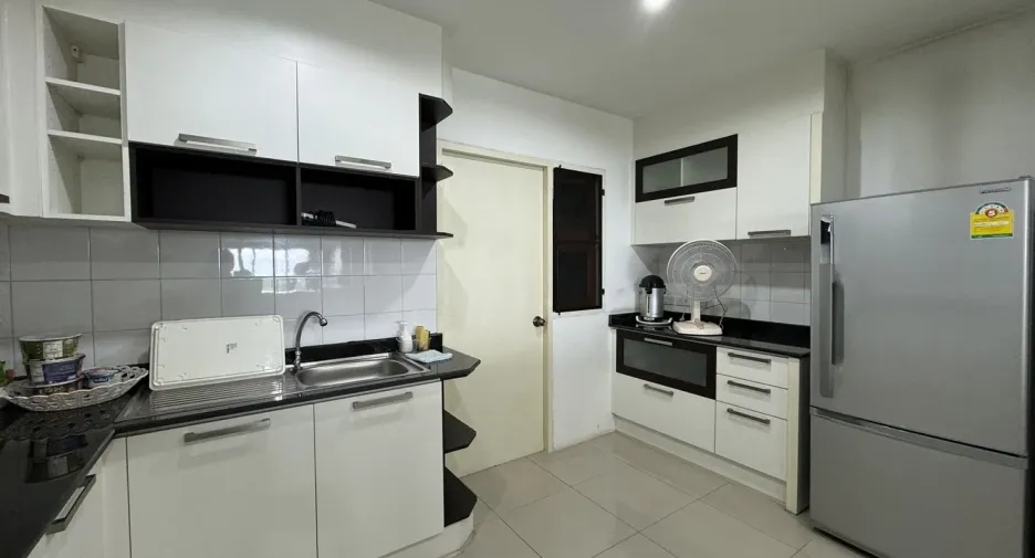 For rent 3 bed condo in Mueang Nonthaburi, Nonthaburi