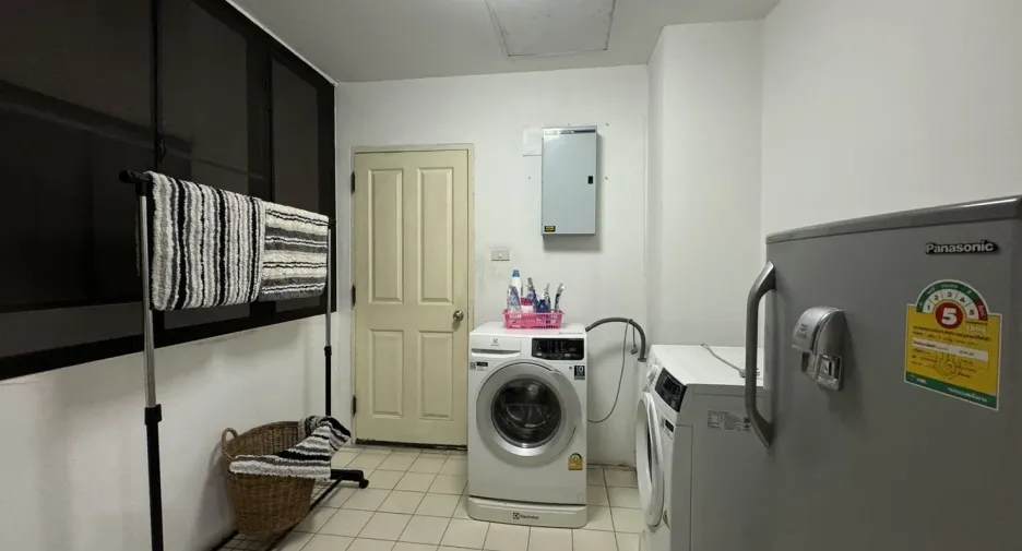 For rent 3 bed condo in Mueang Nonthaburi, Nonthaburi