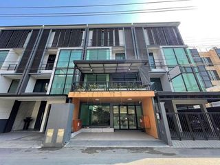 For sale and for rent 8 bed office in Wang Thonglang, Bangkok