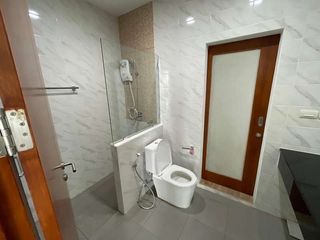 For sale and for rent 8 bed office in Wang Thonglang, Bangkok