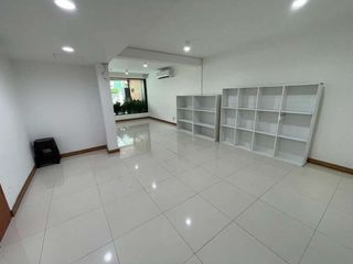 For sale and for rent 8 bed office in Wang Thonglang, Bangkok