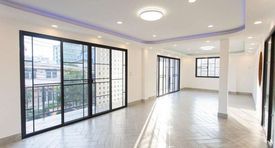 For sale 4 bed office in Huai Khwang, Bangkok