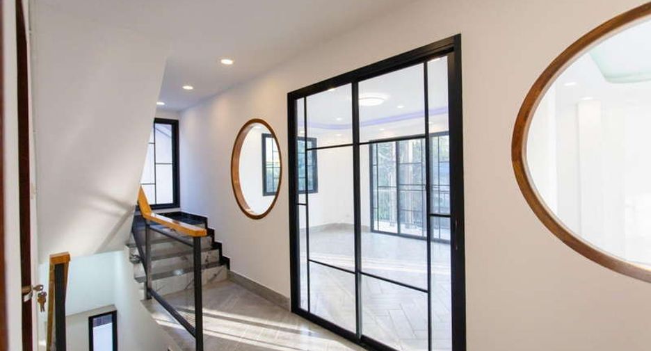 For sale 4 bed office in Huai Khwang, Bangkok