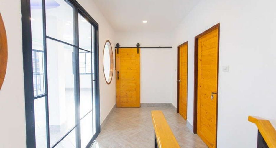For sale 4 bed office in Huai Khwang, Bangkok