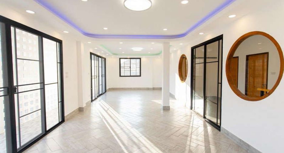 For sale 4 bed office in Huai Khwang, Bangkok