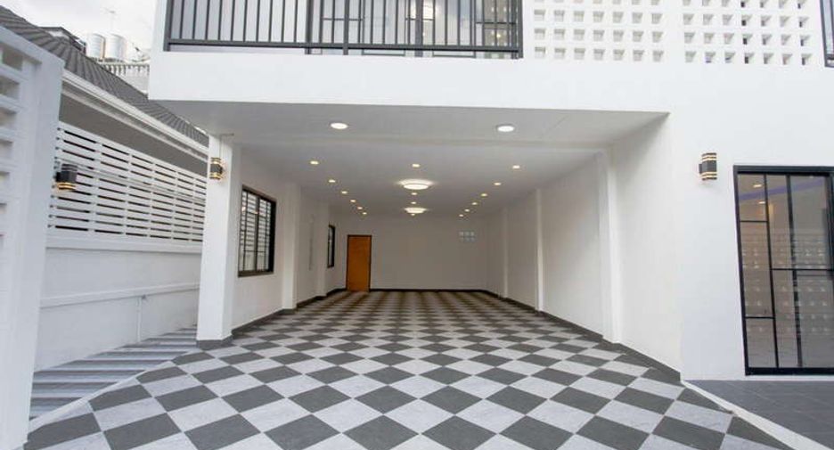 For sale 4 bed office in Huai Khwang, Bangkok