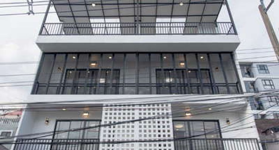 For sale 4 bed office in Huai Khwang, Bangkok