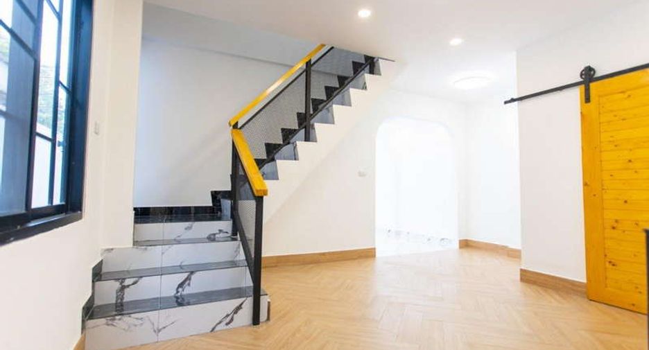 For sale 4 bed office in Huai Khwang, Bangkok