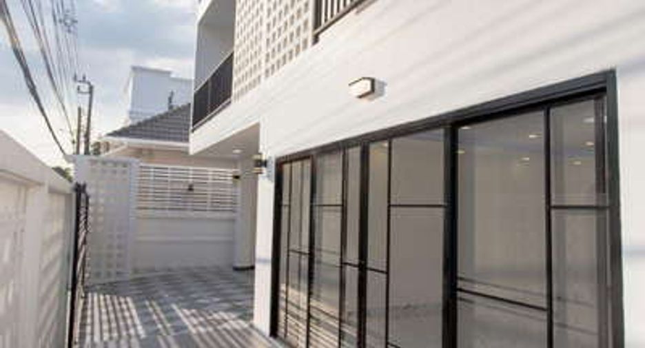 For sale 4 bed office in Huai Khwang, Bangkok