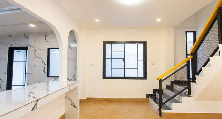 For sale 4 bed office in Huai Khwang, Bangkok