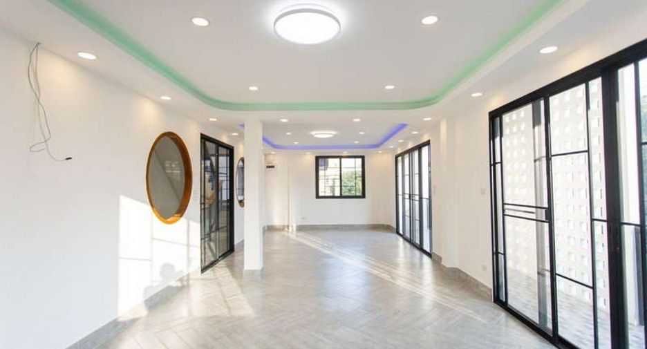 For sale 4 bed office in Huai Khwang, Bangkok