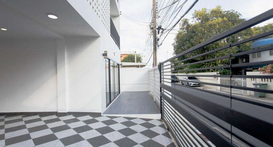 For sale 4 bed office in Huai Khwang, Bangkok