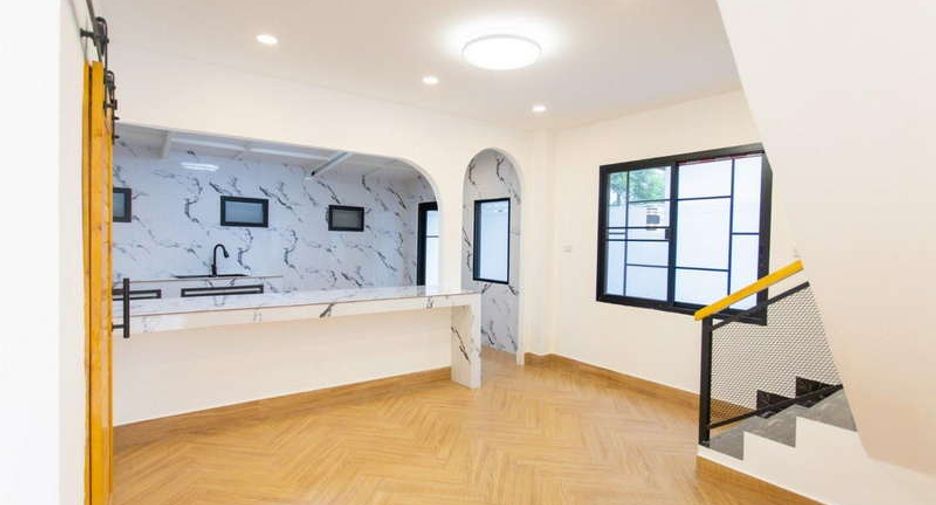 For sale 4 bed office in Huai Khwang, Bangkok