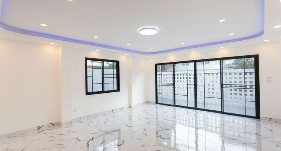 For sale 4 bed office in Huai Khwang, Bangkok