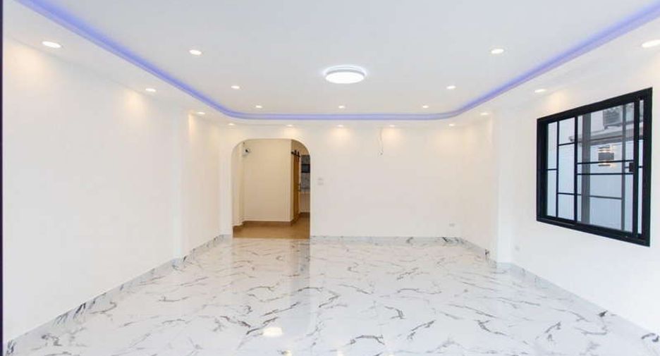 For sale 4 bed office in Huai Khwang, Bangkok