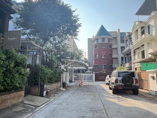 For rent 4 bed house in Huai Khwang, Bangkok