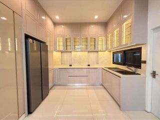 For rent 5 Beds townhouse in Lat Phrao, Bangkok