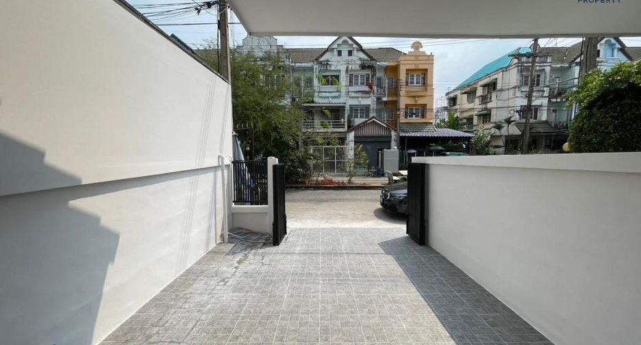 For sale 3 Beds townhouse in Lam Luk Ka, Pathum Thani