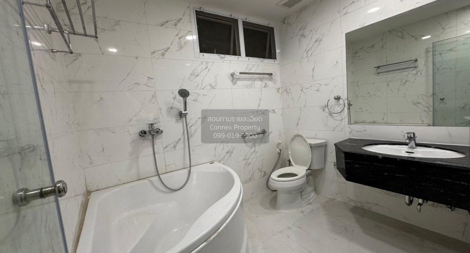 For rent 2 bedrooms condo in Pathum Wan, Bangkok