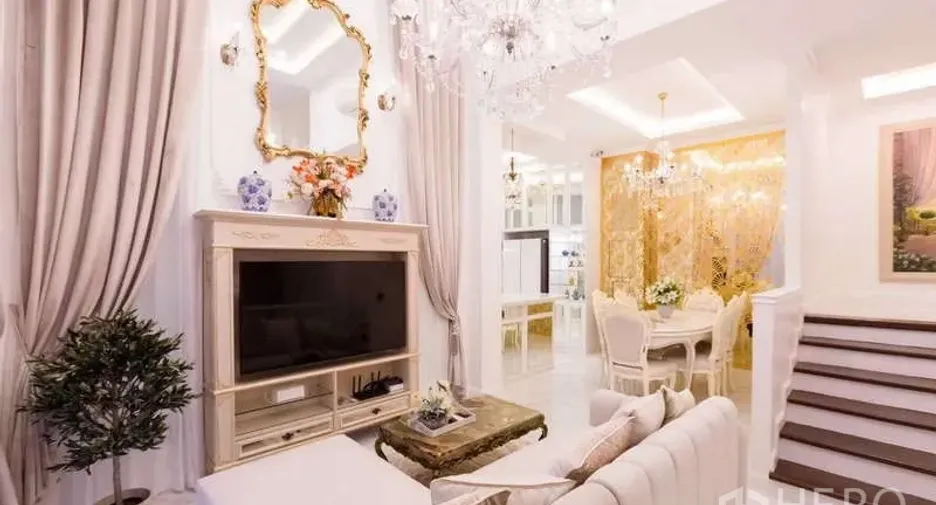For rent 4 bedrooms townhouse in Bang Kapi, Bangkok