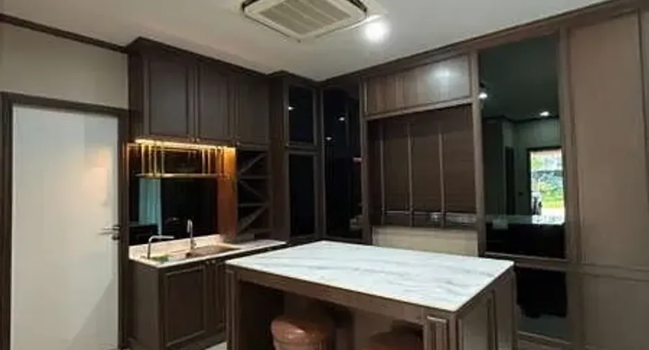 For rent 5 bedrooms house in Bang Kapi, Bangkok