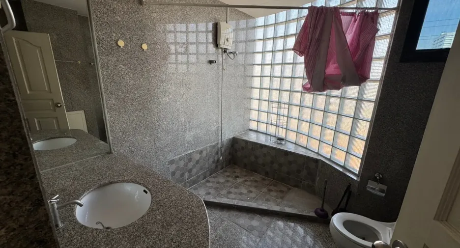 For rent 1 Beds condo in Khlong Toei, Bangkok