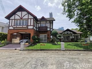 For sale 4 Beds house in Phra Khanong, Bangkok