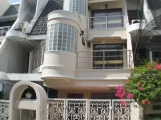 For sale 4 Beds house in Khlong Toei, Bangkok