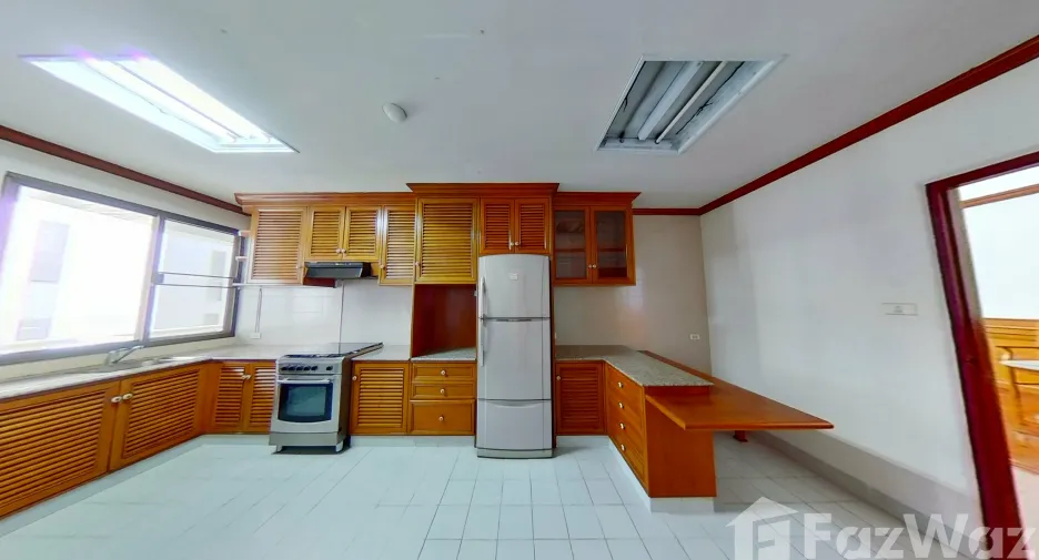 For sale 3 Beds condo in Khlong Toei, Bangkok