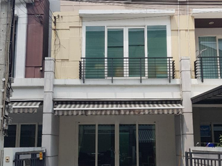 For sale 4 bed townhouse in Lat Phrao, Bangkok