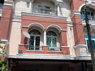 For sale 3 bed townhouse in Lat Phrao, Bangkok