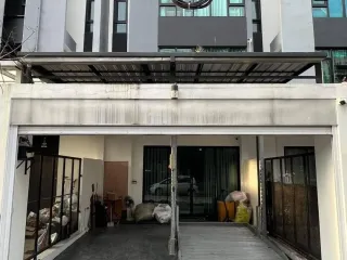 For sale 3 bed townhouse in Lat Phrao, Bangkok