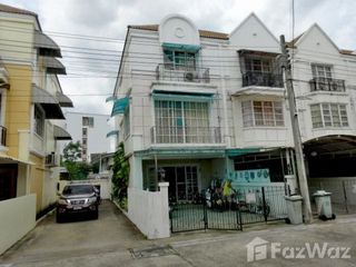 For sale 3 bed townhouse in Lat Phrao, Bangkok