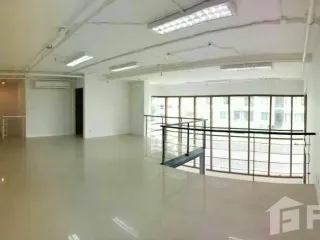 For rent studio condo in Khlong Toei, Bangkok
