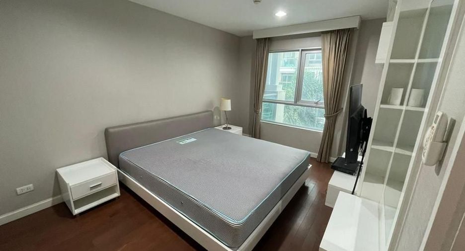 For rent 2 bed condo in Huai Khwang, Bangkok