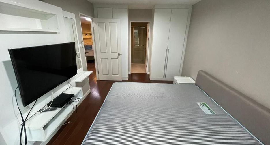 For rent 2 bed condo in Huai Khwang, Bangkok