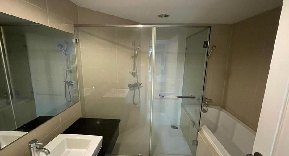 For rent 2 bed condo in Huai Khwang, Bangkok