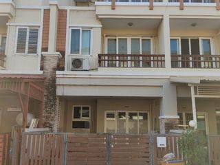For rent 3 bed townhouse in Mueang Pathum Thani, Pathum Thani
