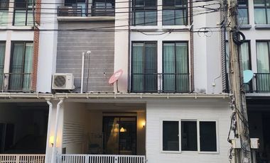 For rent 3 Beds townhouse in Lat Phrao, Bangkok