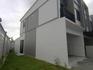 For rent 2 bed townhouse in Mueang Pathum Thani, Pathum Thani