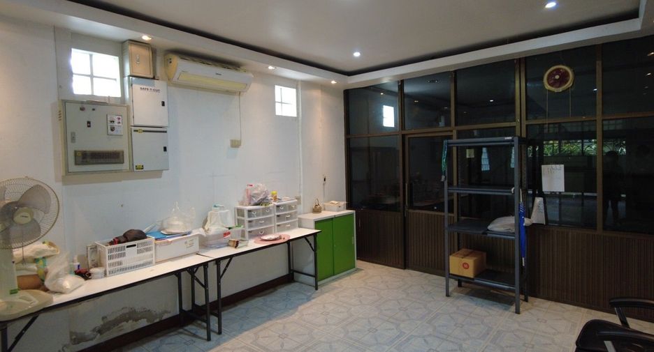 For sale 5 bed townhouse in Mueang Nonthaburi, Nonthaburi