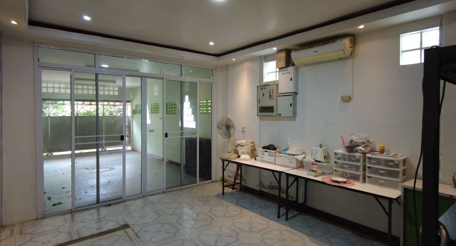 For sale 5 bed townhouse in Mueang Nonthaburi, Nonthaburi
