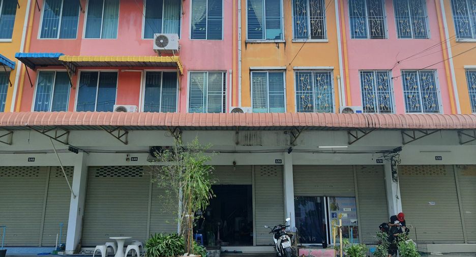 For sale 4 bed townhouse in Mueang Nonthaburi, Nonthaburi