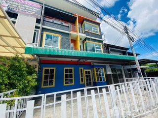 For sale 4 bed townhouse in Mueang Tak, Tak