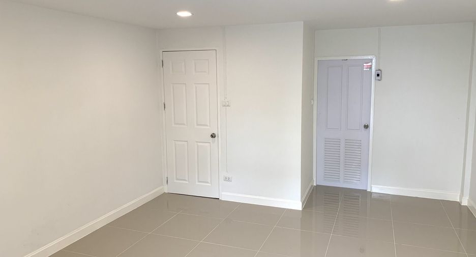 For sale 4 bed townhouse in Mueang Nonthaburi, Nonthaburi