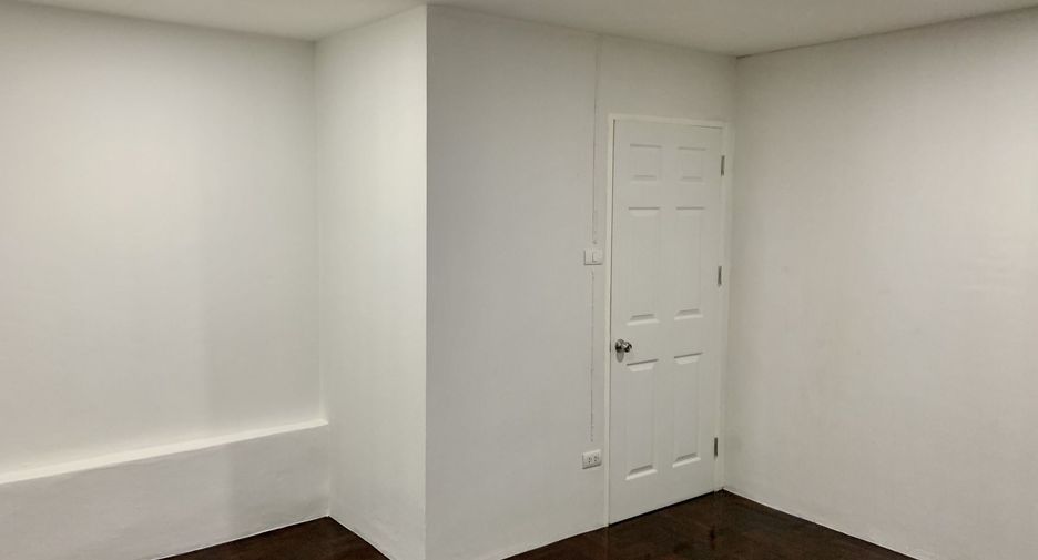 For sale 4 bed townhouse in Mueang Nonthaburi, Nonthaburi