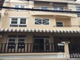 For sale 4 bed townhouse in Lat Phrao, Bangkok