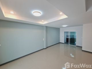 For sale 3 bed townhouse in Bang Khun Thian, Bangkok