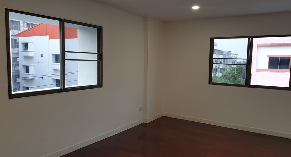 For sale 4 Beds townhouse in Bang Khae, Bangkok