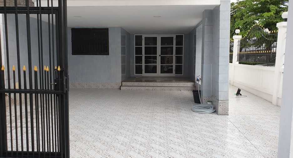 For sale 4 Beds townhouse in Bang Khae, Bangkok